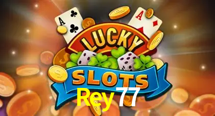 Una escena digital vívida inspirada en casino con Rey77 mostrado prominentemente, luces brillantes, fichas, cartas y acentos dorados.
