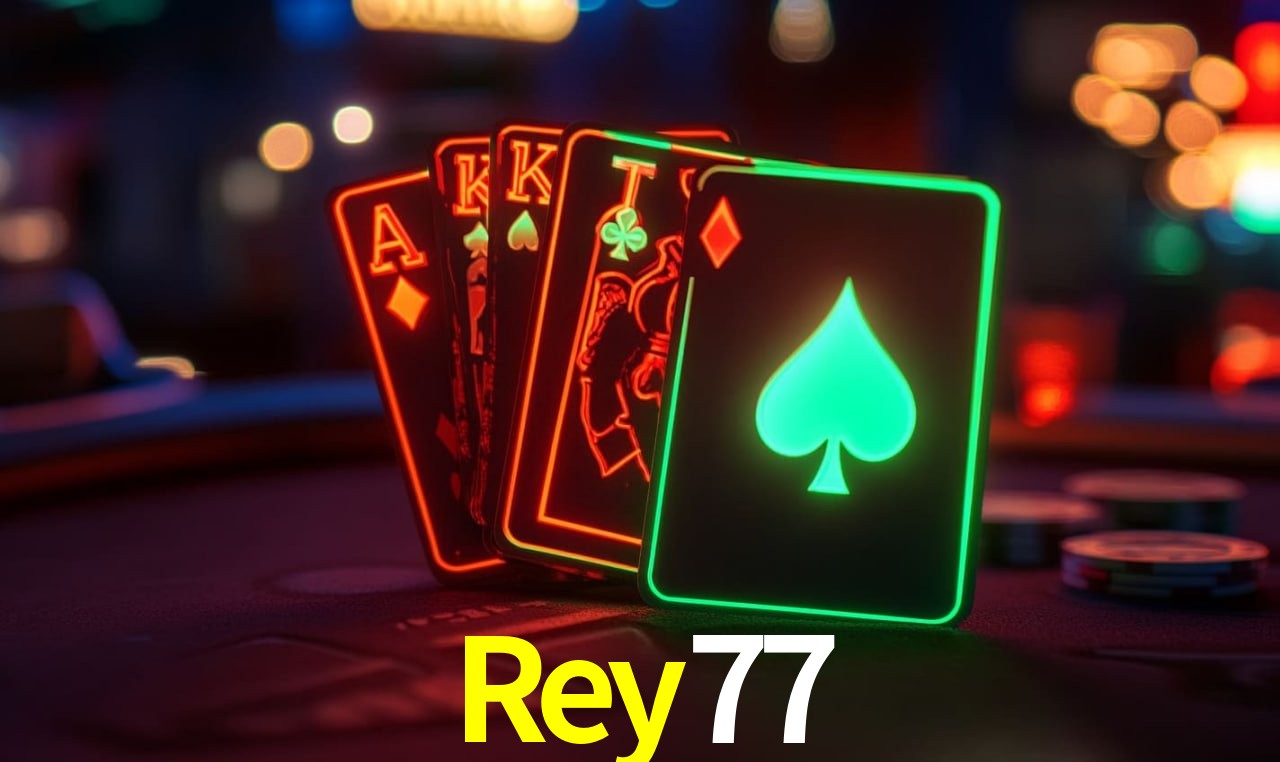 Escena dinámica inspirada en casino con iluminación Rey77, cartas, fichas e íconos de juegos digitales en un espacio moderno de juegos.